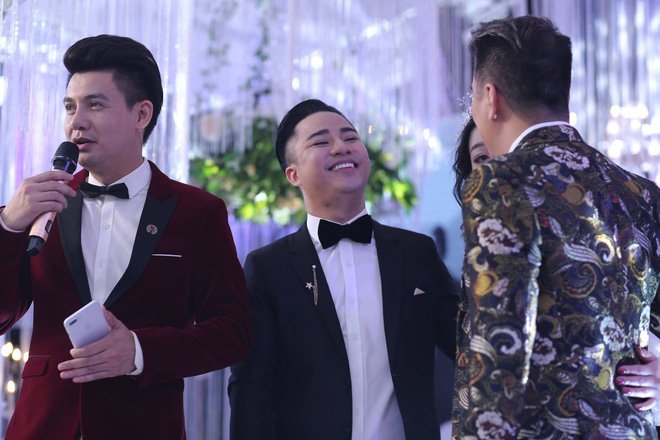 Hữu Công tiết lộ chi 2 tỷ cho đám cưới khủng, rộng 700m2, mời 1000 khách cùng sao hạng A về làng Hữu Công tiết lộ chi 2 tỷ cho đám cưới khủng, rộng 700m2, mời 1000 khách cùng sao hạng A về làng
